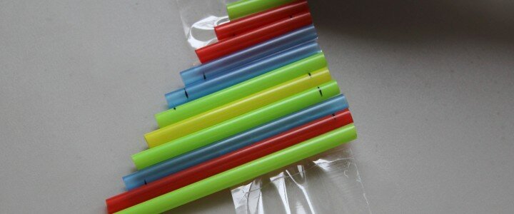 Духовой инструмент из трубочек для коктейля